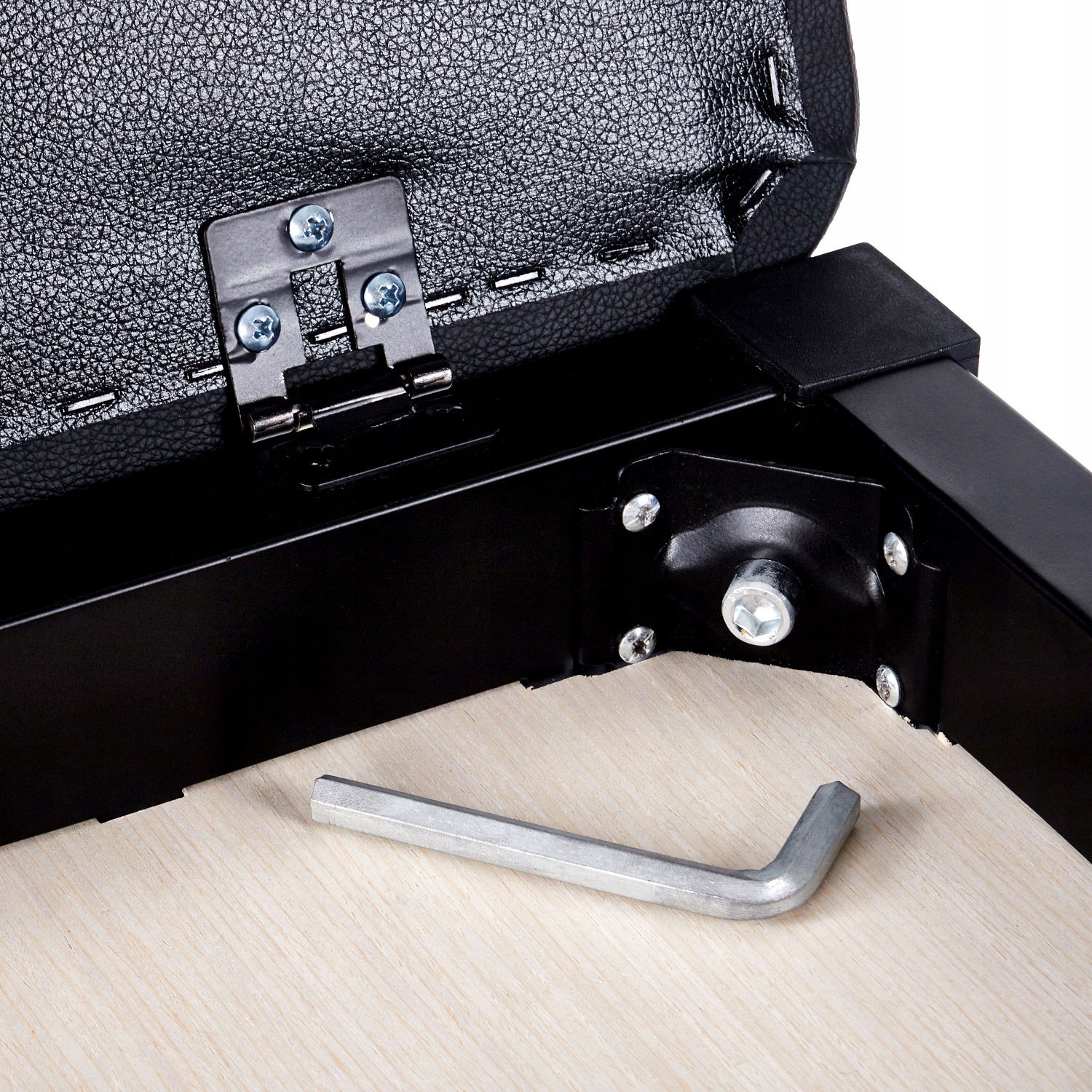 Materiały wysokiej jakości: stal i ekoskóra