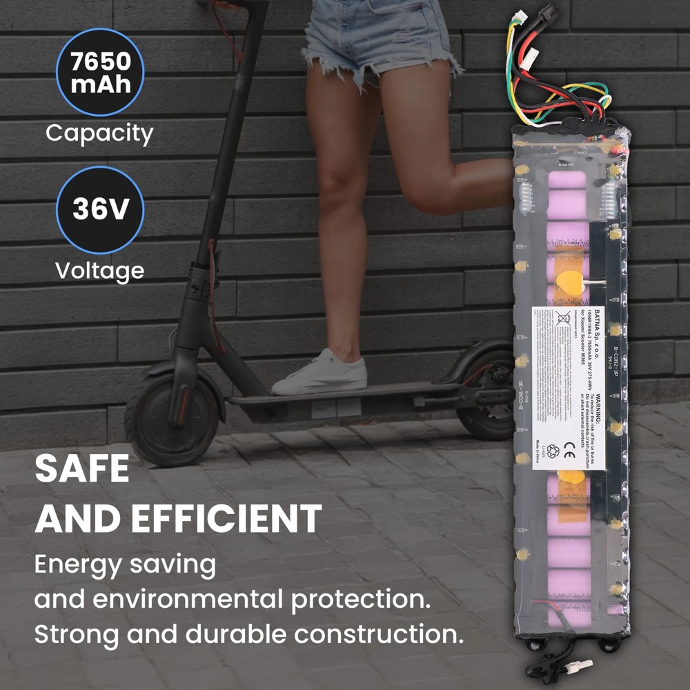 bateria do hulajnogi na białej podstawce obok hulajnoga xiaomi m365 w tle niebieskie logo 'ENERGY'