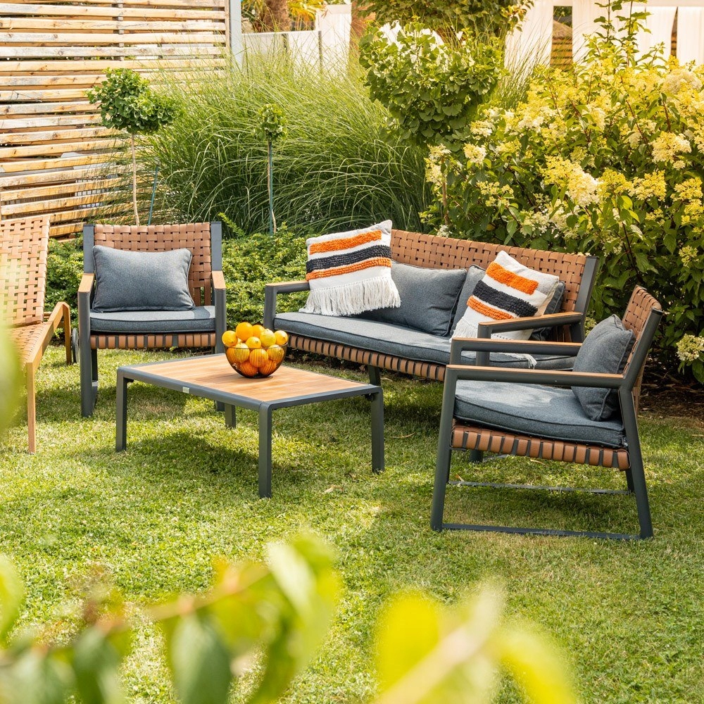 Wygodna sofa i fotele z poduszkami – Komfort na świeżym powietrzu