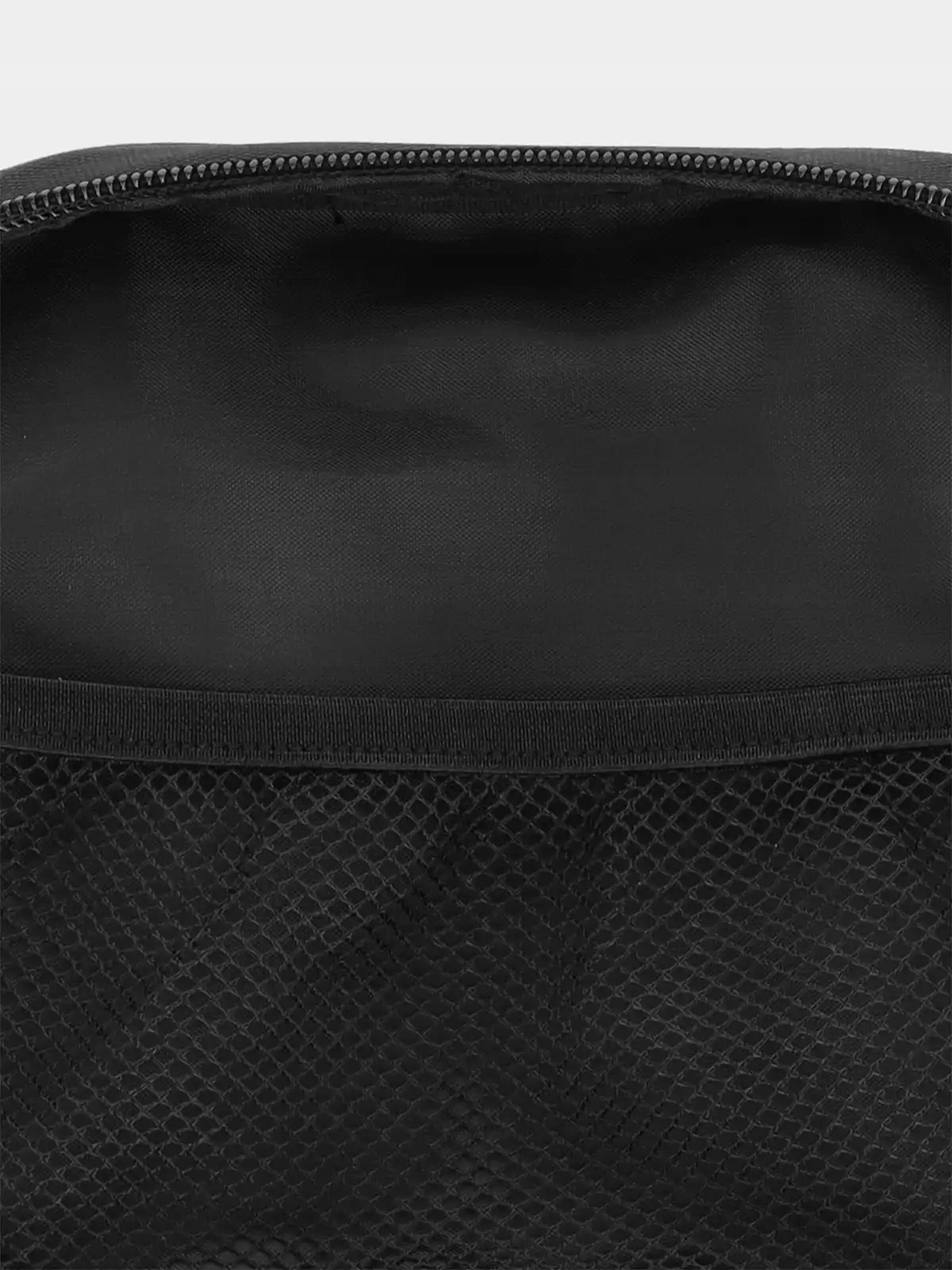 Praktyczne kieszenie i zamek błyskawiczny