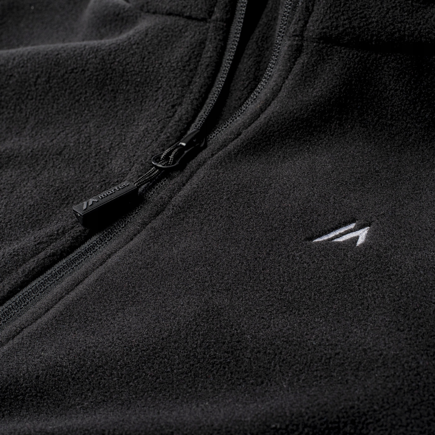 Wysoki kołnierz chroniący przed wiatrem