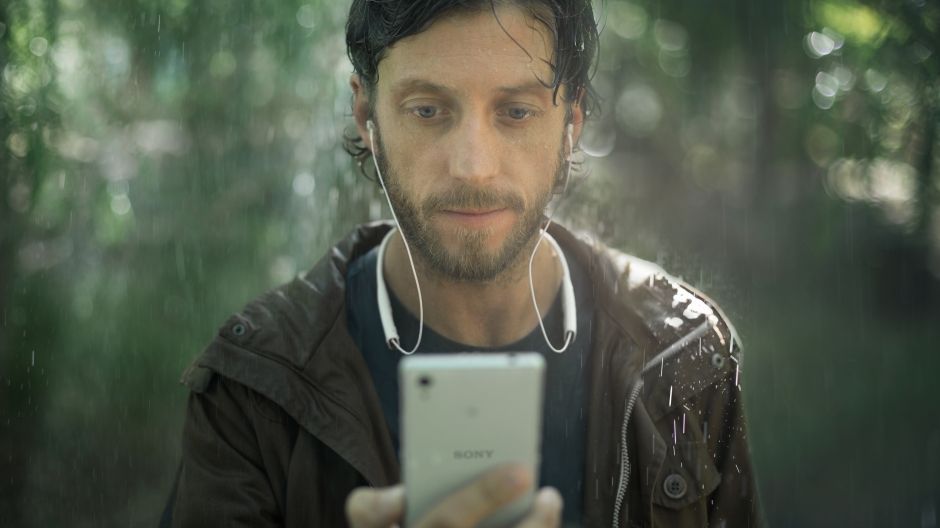 Stereo Bluetooth® Headset SBH70 gwarantuje świetną jakość dźwięku niezależnie od pogody.