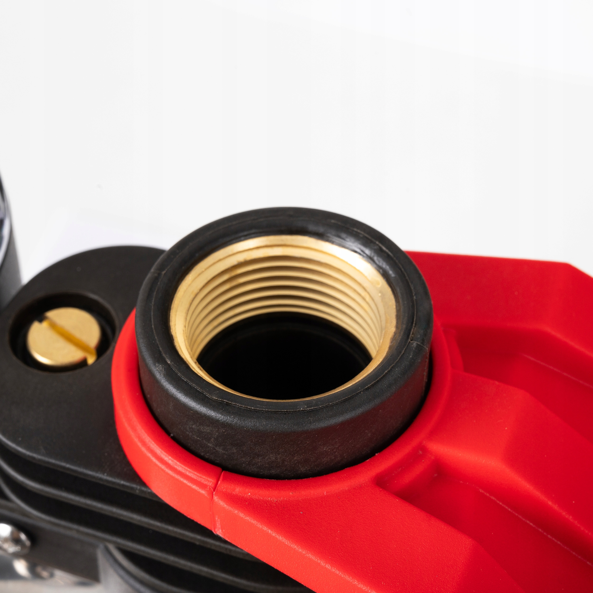 Solidna konstrukcja z tworzywa sztucznego i stali nierdzewnej