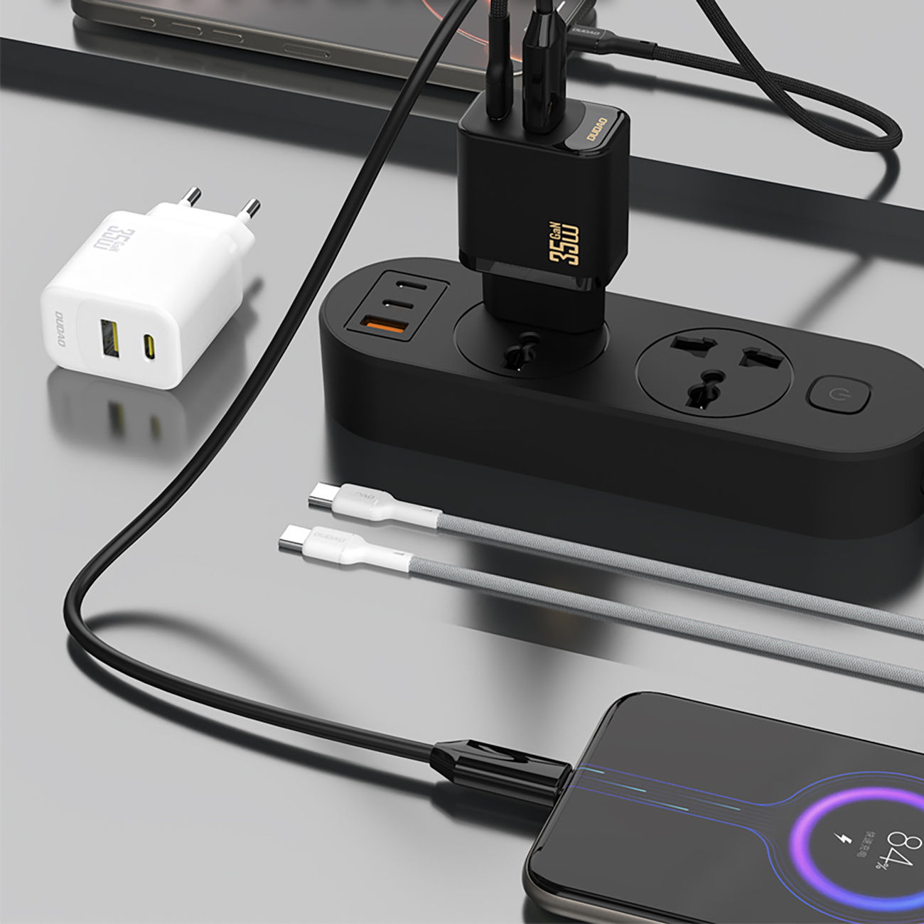 Dwa porty USB-C i USB-A do jednoczesnego ładowania