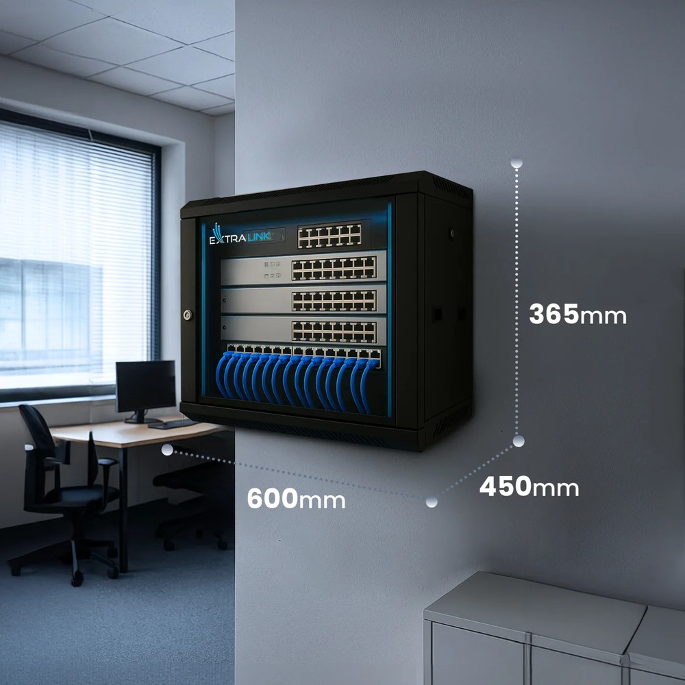 Szafa rack Extralink 4U o wymiarach 276×600×450 mm zamontowana w poziomie na ścianie biura, z widocznym sprzętem sieciowym