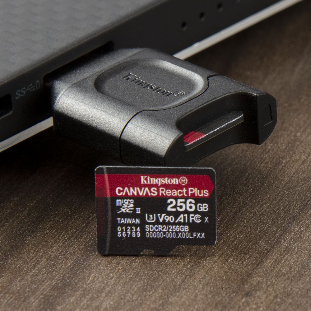 Zoptymalizuj przesył plików dzięki dołączonemu czytnikowi kart microSD UHS-II