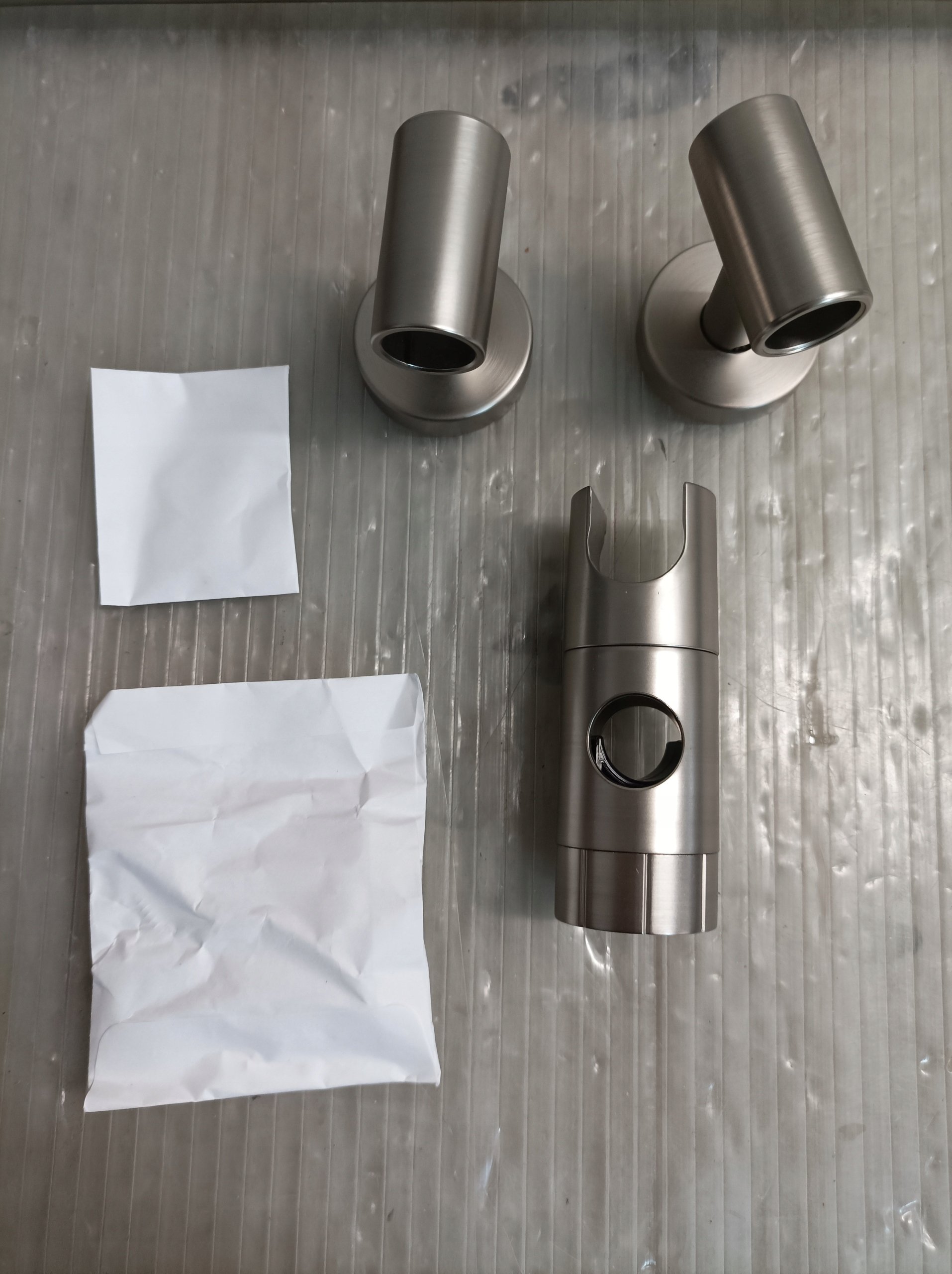 Nowoczesne wzornictwo w kolorze matowego srebra