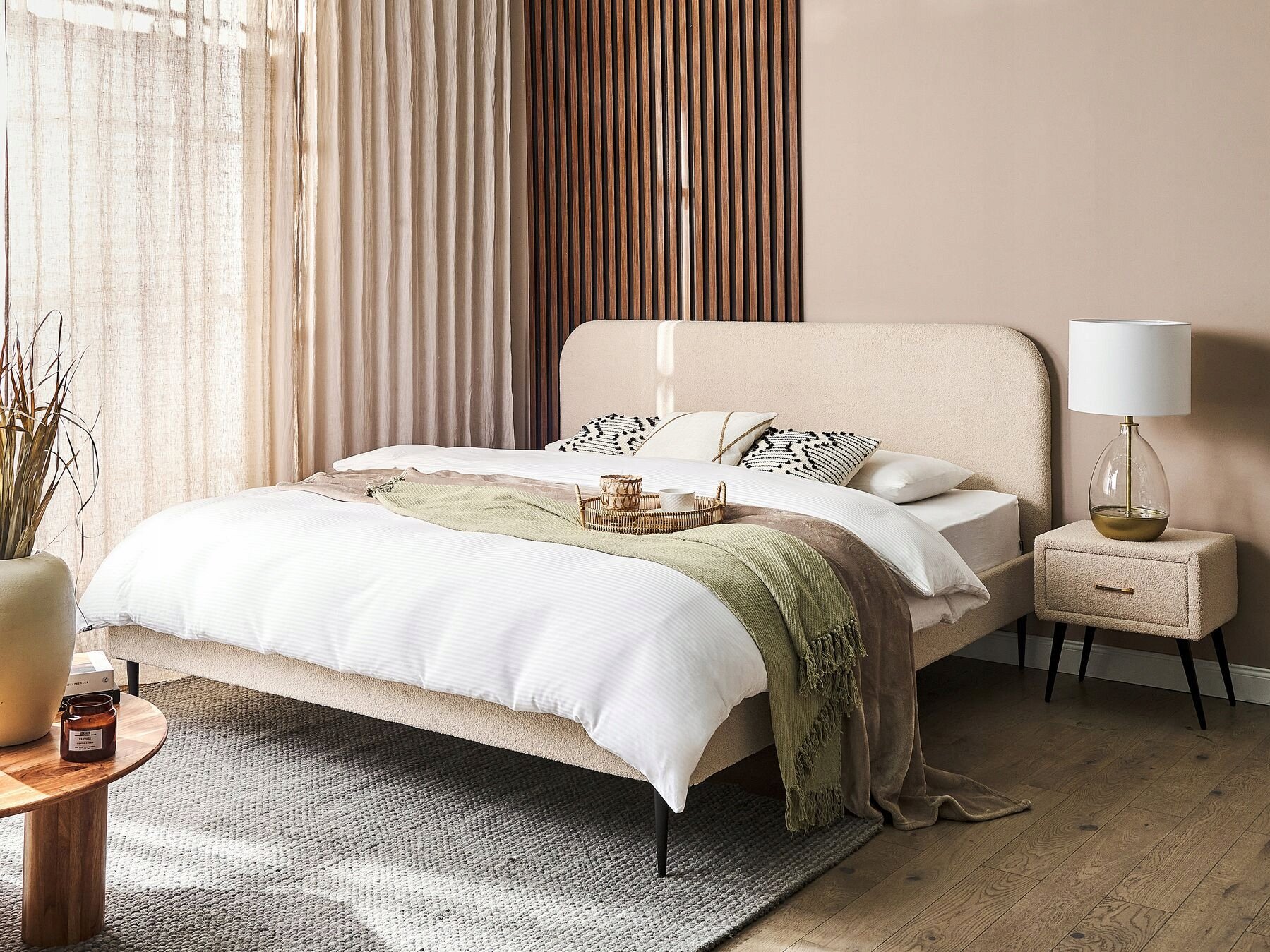 Stabilna konstrukcja z czarnymi nóżkami