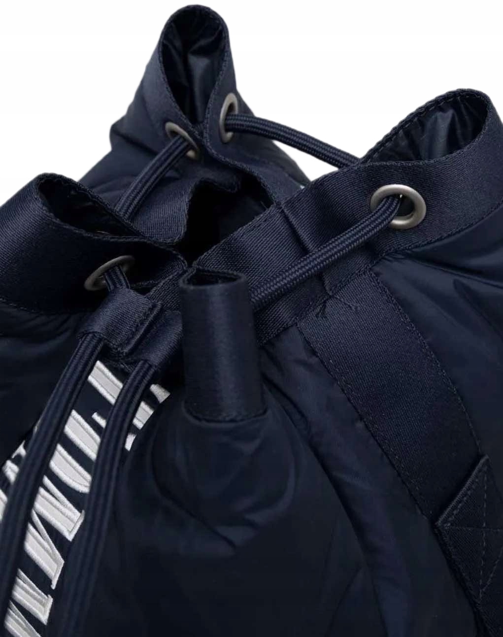 Materiał dominujący: Poliester – Lekkość i wytrzymałość