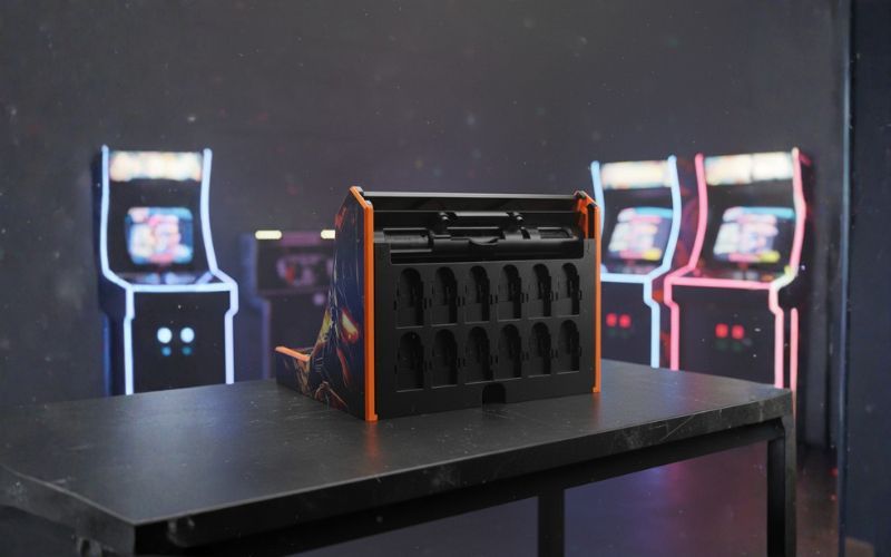 Tył kontrolera YAXO Arcade Arena do Nintendo Switch z miejscem na 12 kart do gier