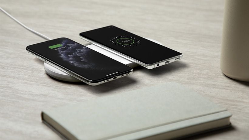 Ładuj dwa urządzenia jednocześnie Dwa smartfony są ładowane na podwójnym bezprzewodowym podkładce ładującej BOOST ↑ CHARGE