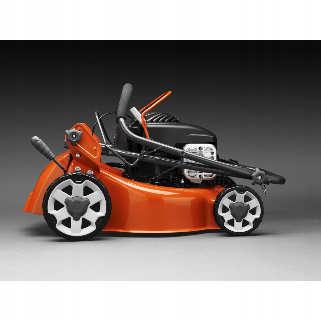 Funkcje kosiarki – wyrzut tylny i składany uchwyt