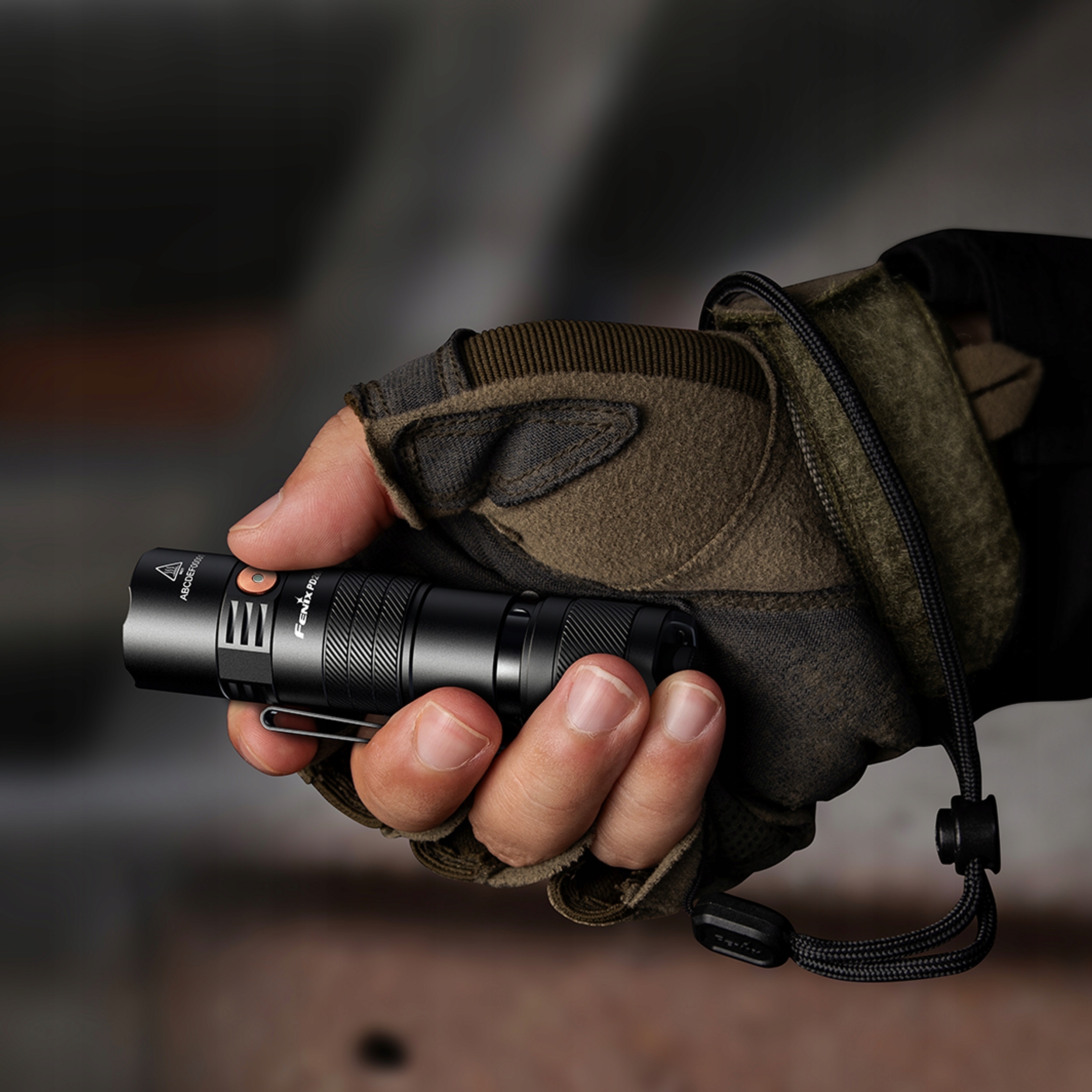 Latarka taktyczna LED Fenix PD26R ACE – Kompaktowa moc w Twojej dłoni