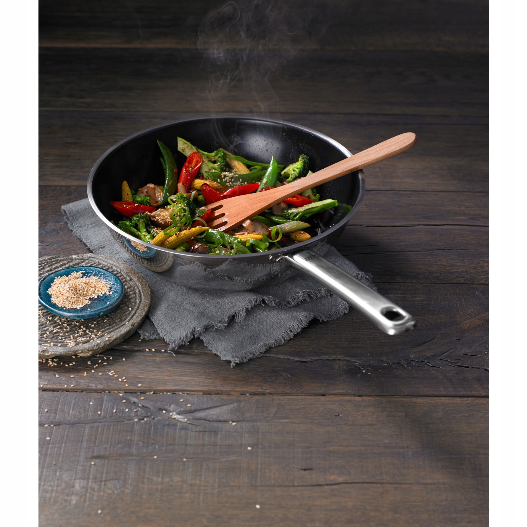 Srebrne wykończenie – Elegancja w Twojej kuchni