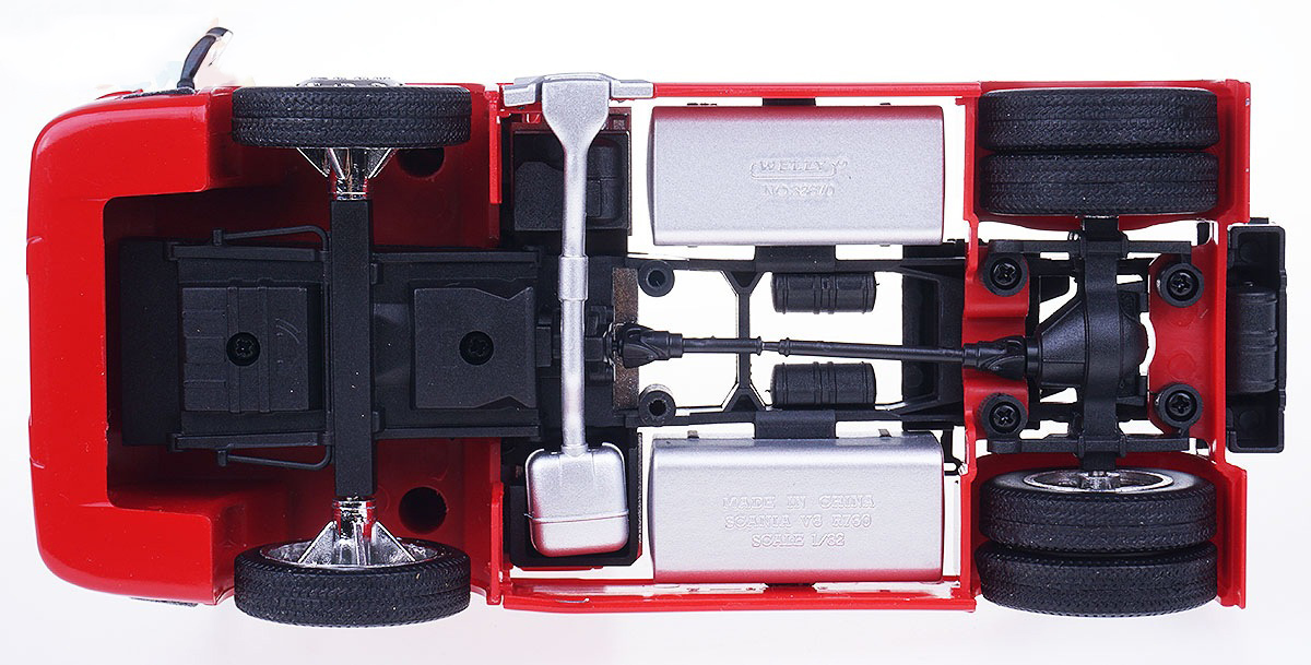 Metalowe nadwozie z gumowymi oponami