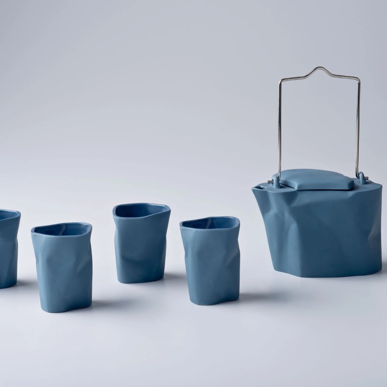 Zestaw do herbaty Design Studio Pogięty CD24 – Elegancja w niebieskim