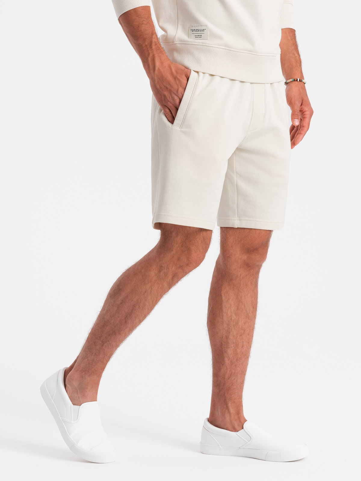 Funkcjonalność i detale – Regulowany pas i kieszenie w szortach