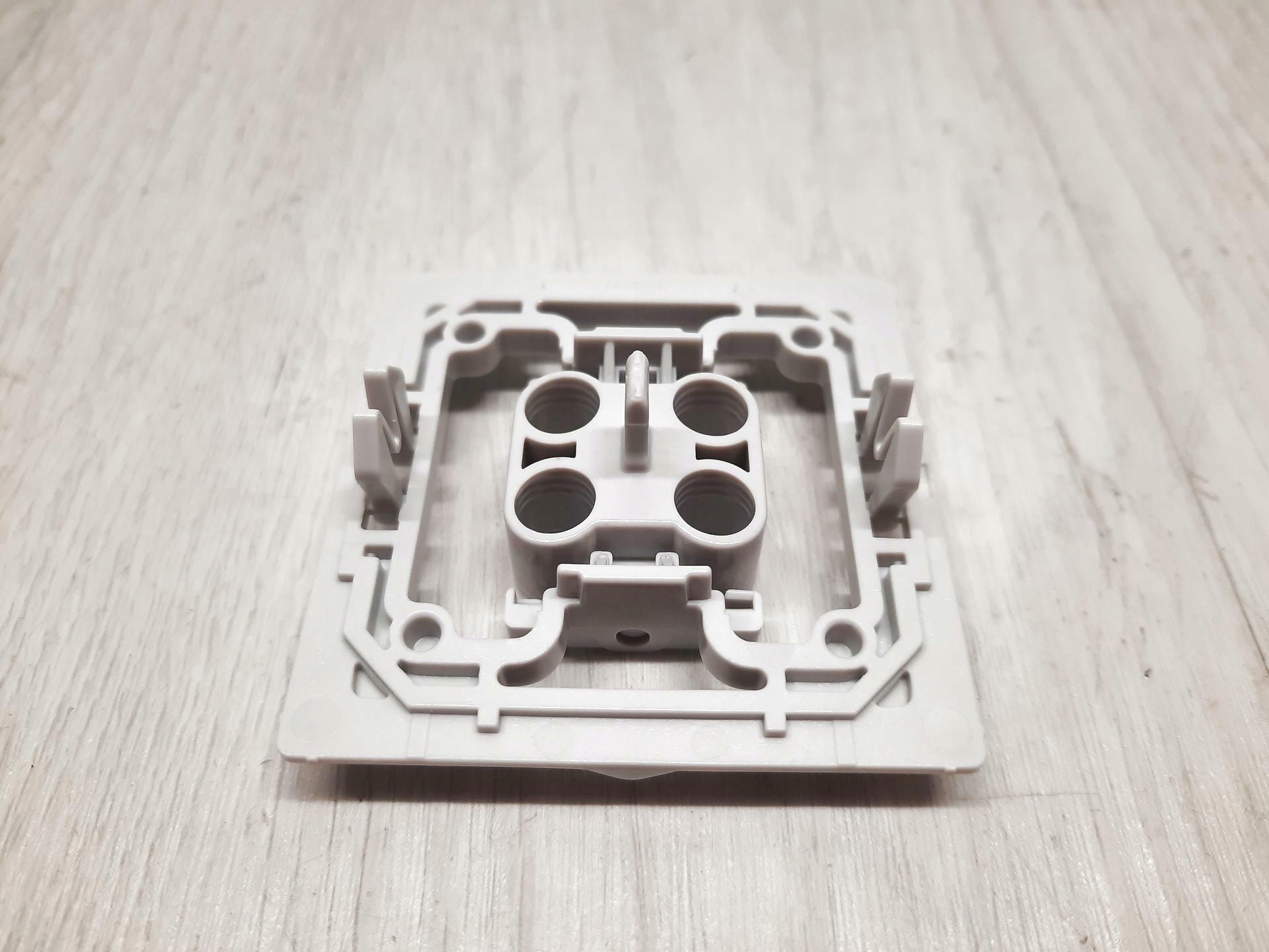 Wymiary adaptera: 55 x 55 x 21 mm