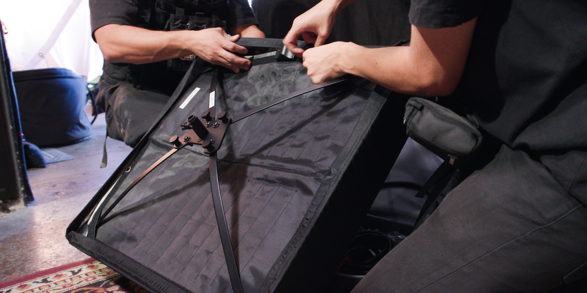 Lampa LED Amaran F22c - V-mount - Wygodny montaż