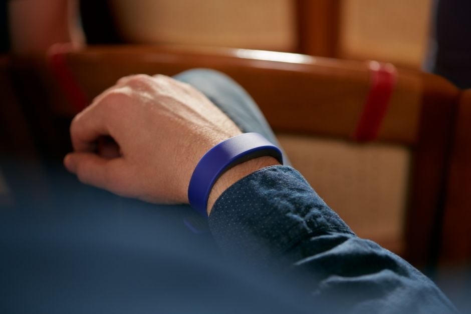 Powiadomienia wibracyjne i świetlne (LED) na smartfonie Użytkownik z opaską SmartBand 2 firmy Sony na nadgarstku z włączonymi diodami LED