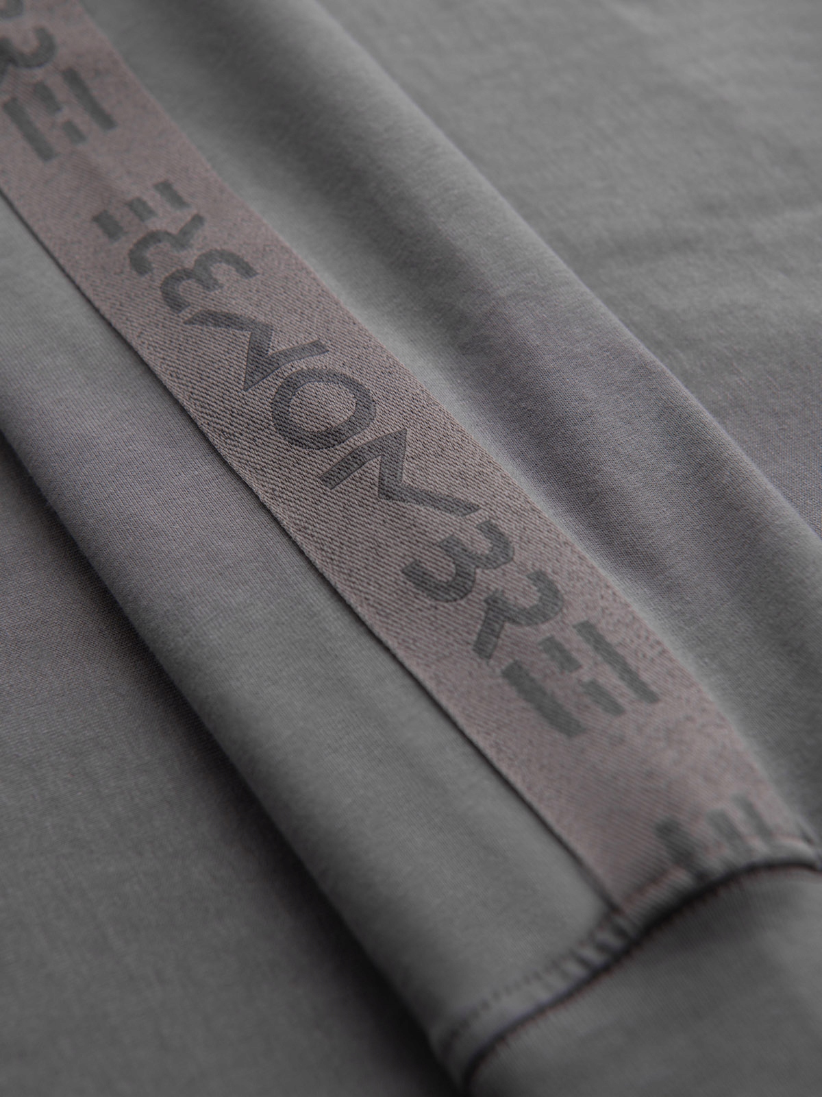 Sportowy design z lampasami – Wyróżnij się w tłumie