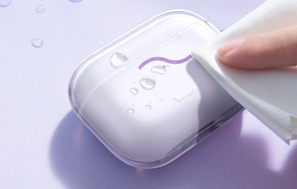 Czyszczenie etui Baseus Crystal do AirPods 3 przy pomocy białej ściereczki.
