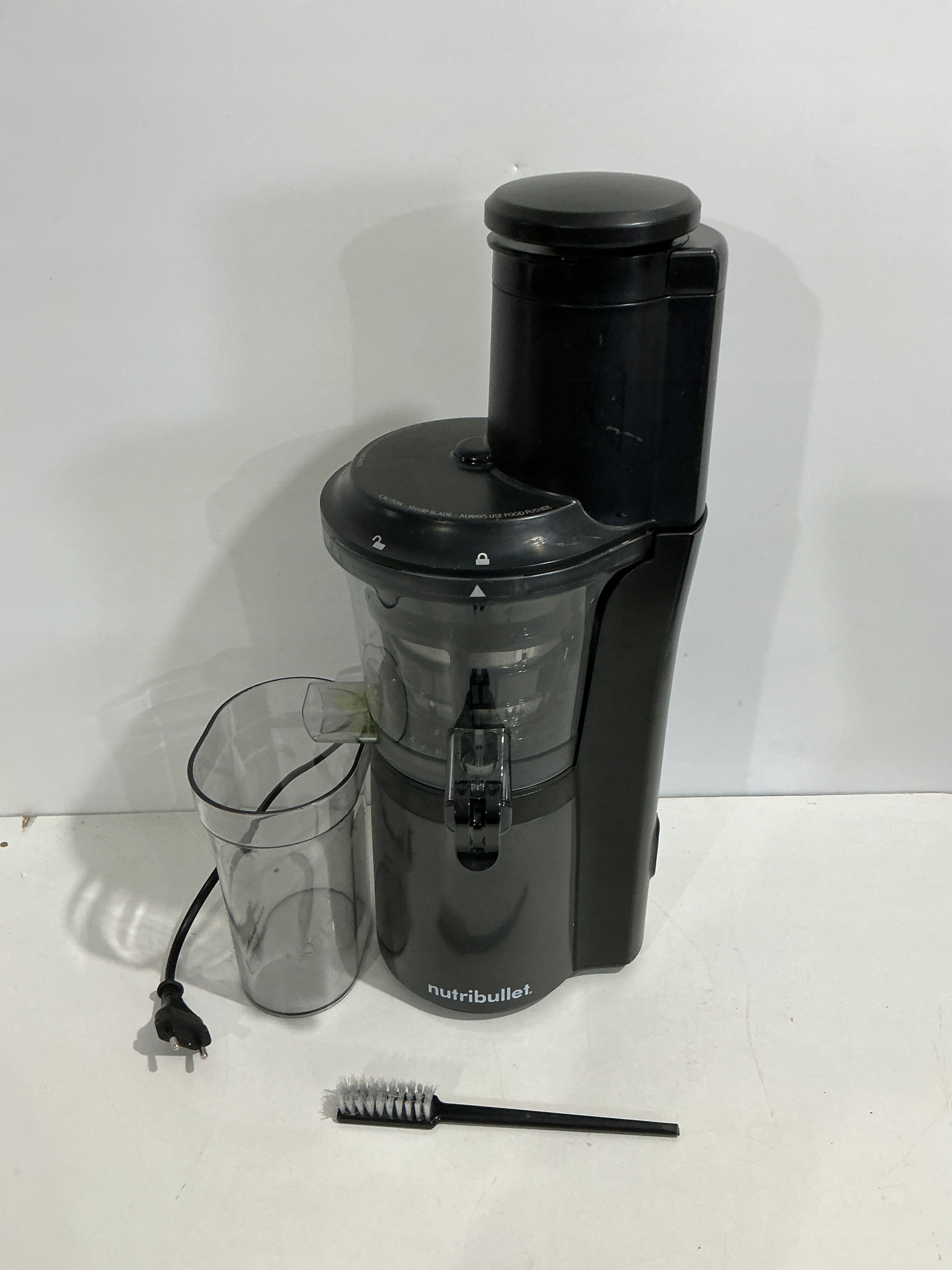 Szeroki otwór wlotowy 7,5 cm – Wyciskanie większych ilości owoców i warzyw