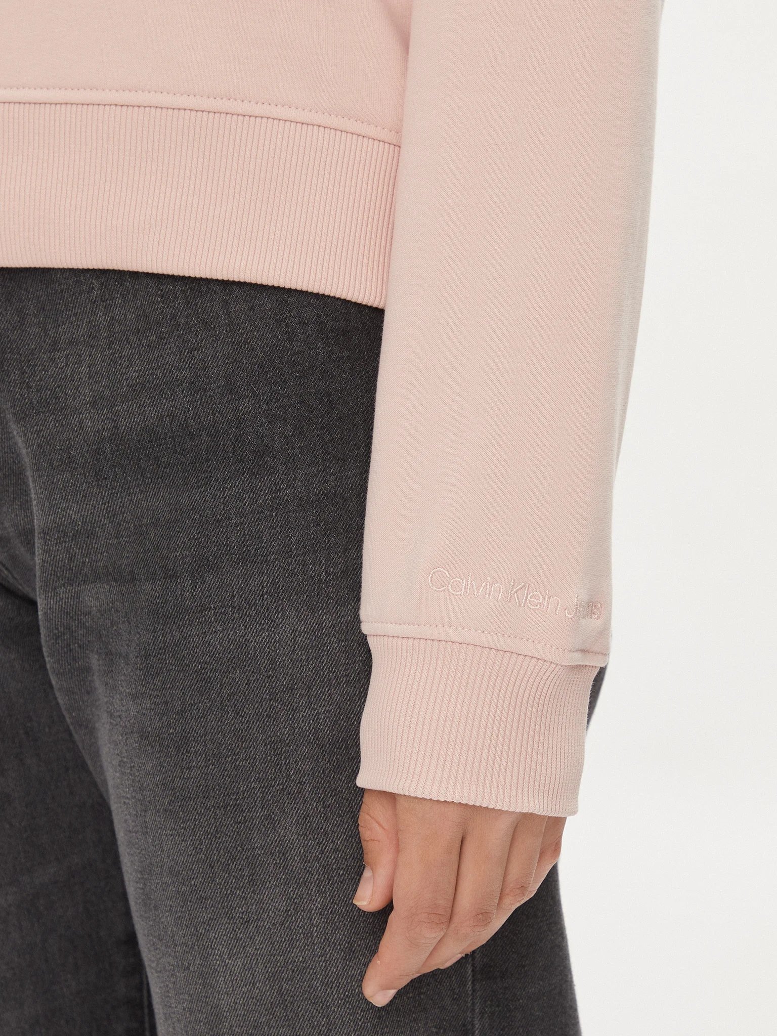 Wbudowany kaptur i haftowane logo – Detale, które przyciągają uwagę