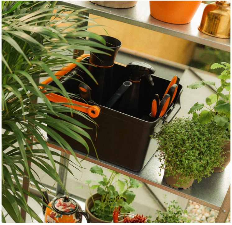 Przestronna konstrukcja do przechowywania narzędzi