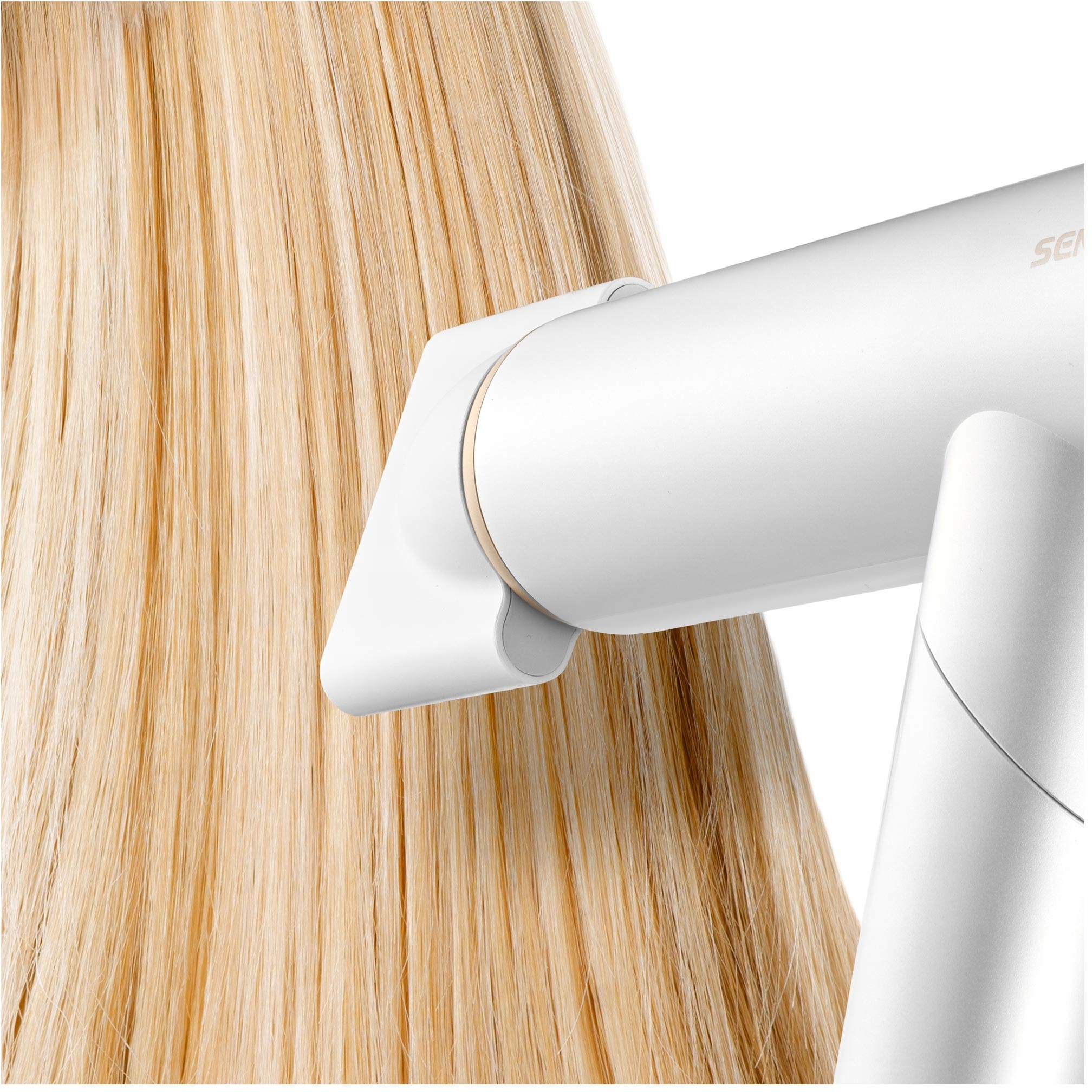 Kompaktowa konstrukcja z składaną rączką