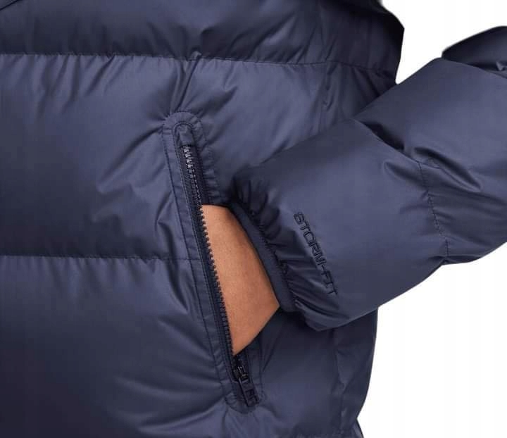 Funkcjonalny design – Kieszenie zapinane na zamek i regulowany kaptur