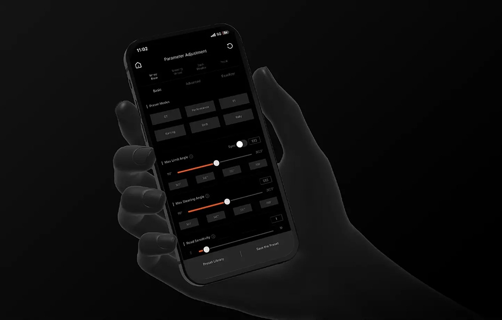 Dłoń trzymająca telefon, na którym widać parametry.