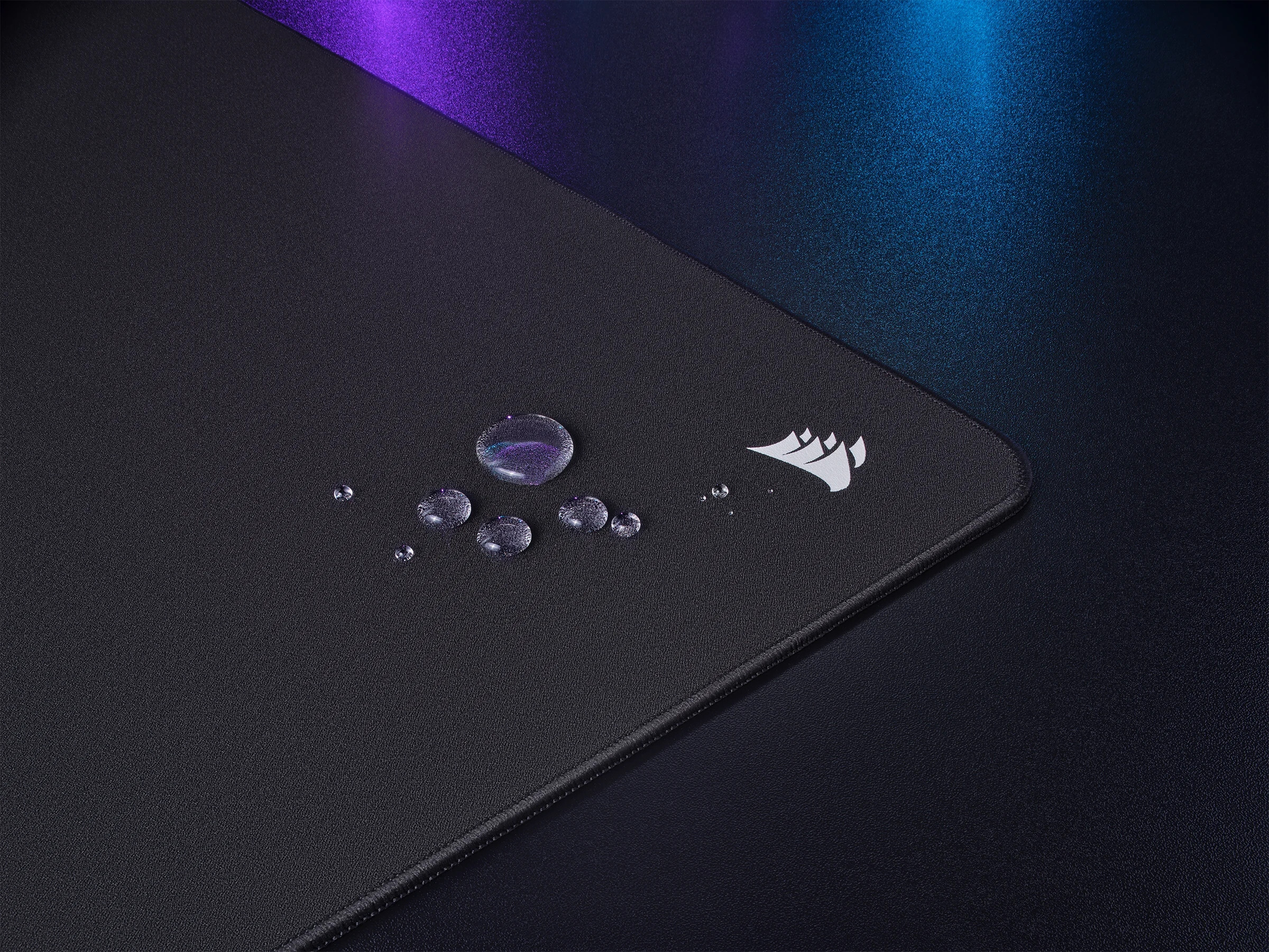 Powiększona powierzchnia – Więcej miejsca na mysz i klawiaturę