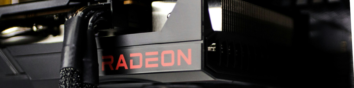 zbliżenie na napis radeon na karcie graficznej