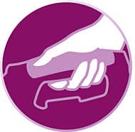 Wygodny uchwyt ułatwiający obsługę żelazka podczas prasowania