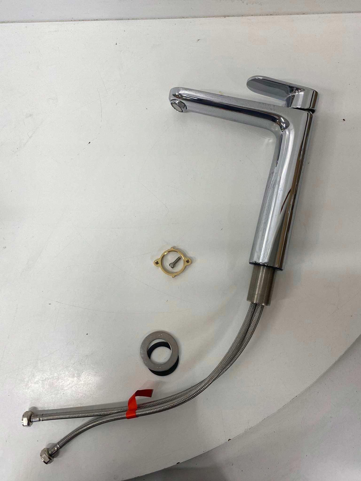 Zestaw zawiera wężyki zasilające 43 cm