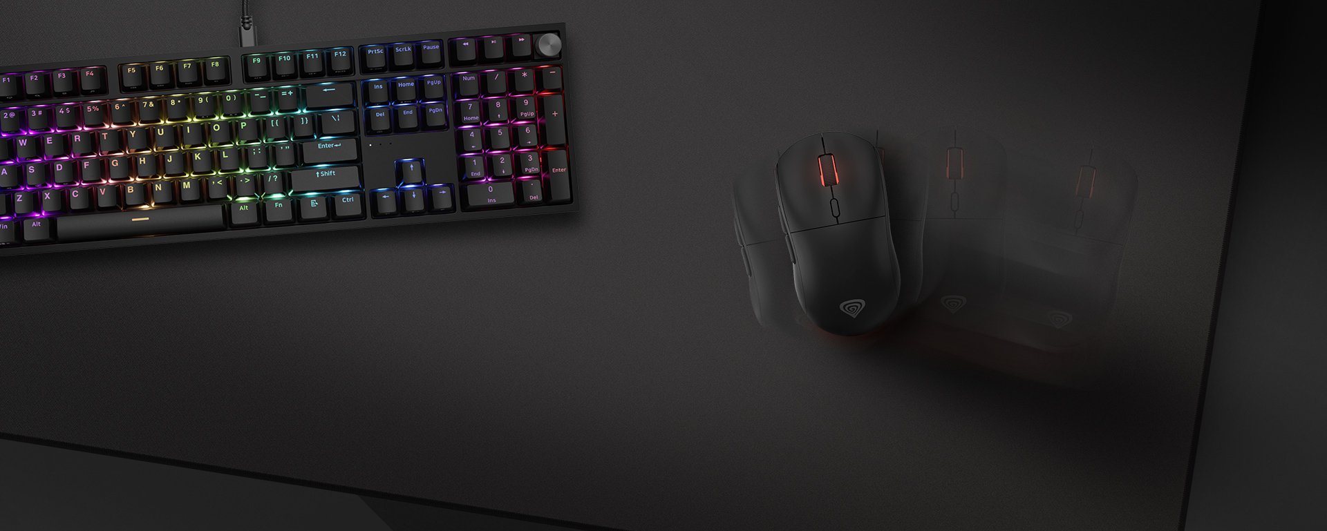 Duża podkładka pod mysz Genesis Carbon 500 Ultra (1100 x 450 mm) o eleganckiej czarnej powierzchni z minimalistycznym logo, w połączeniu z klawiaturą i myszą.