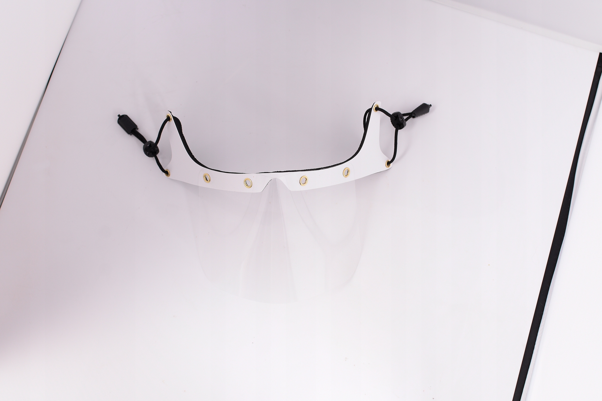 Właściwości i zalety przyłbicy ochronnej