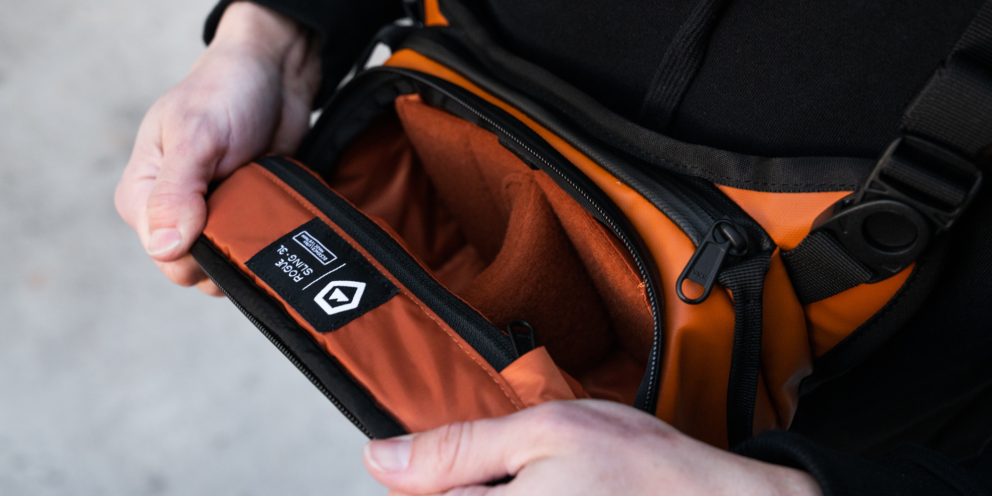 Torba fotograficzna Wandrd Rogue Sling 3 l - pomarańczowa - Wygodny dostęp z każdej strony