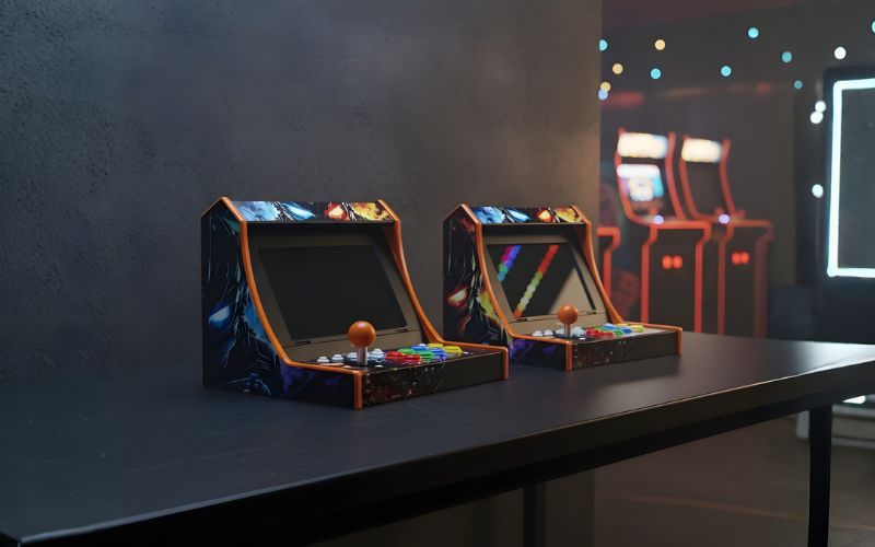 Dwa kontrolery YAXO Arcade Arena do Nintendo Switch i Nintendo Switch 2 ustawione obok siebie na stole