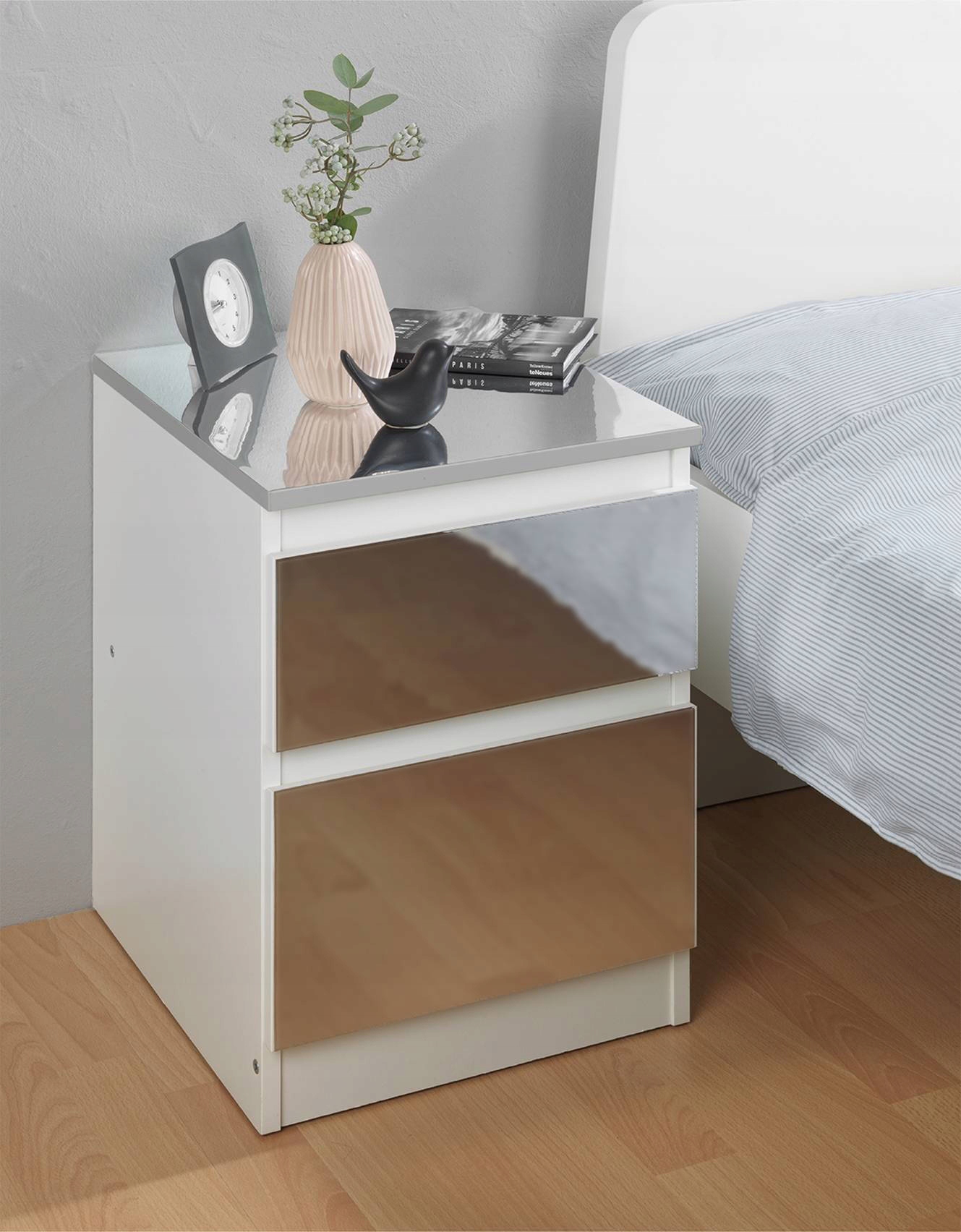 Samoprzylepna folia lustrzana – Łatwe zastosowanie i oszczędność miejsca