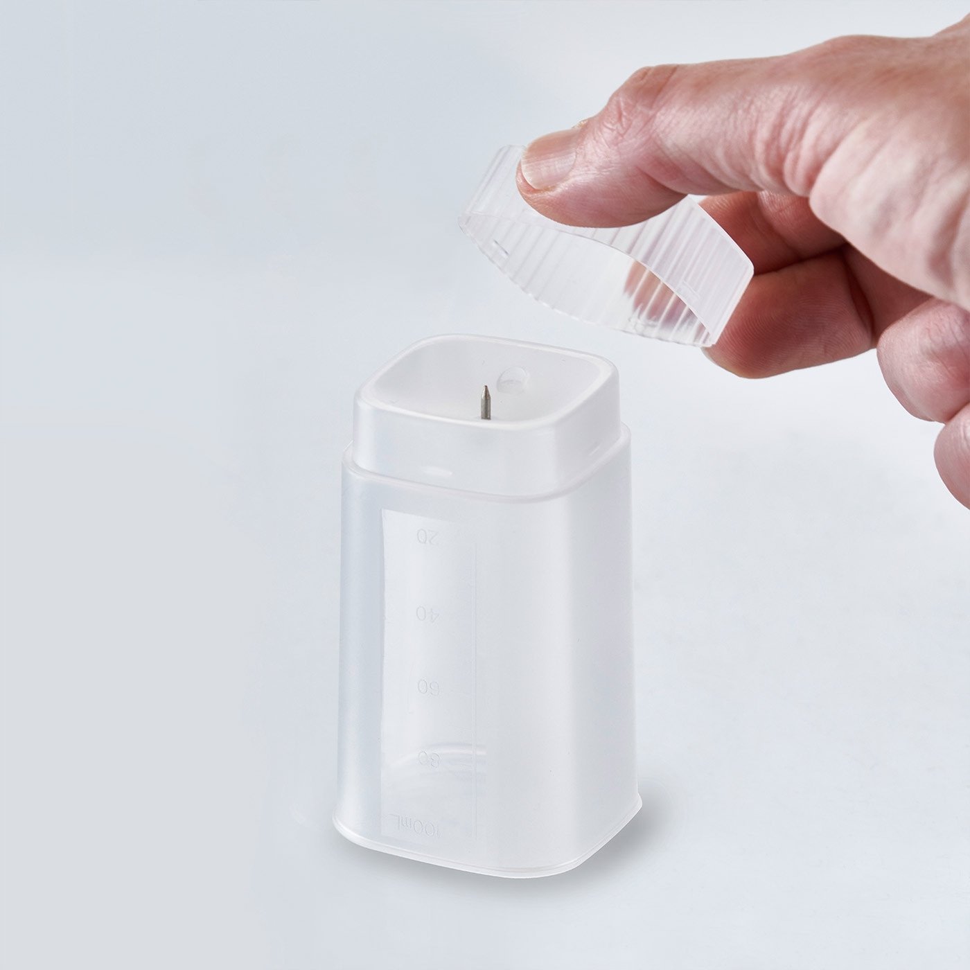 Akcesoria w zestawie – miarka i igła do nakłuwania