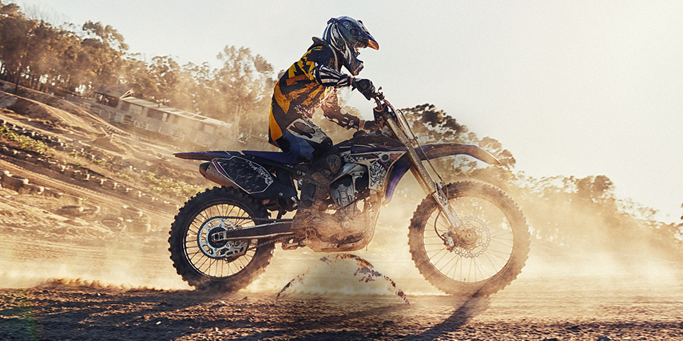 Motocykl motocrossowy jadący po szutrowej trasie
