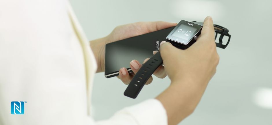 Powiąż zegarek SmartWatch 2 ze swoim telefonem NFC, stykając ze sobą oba urządzenia.