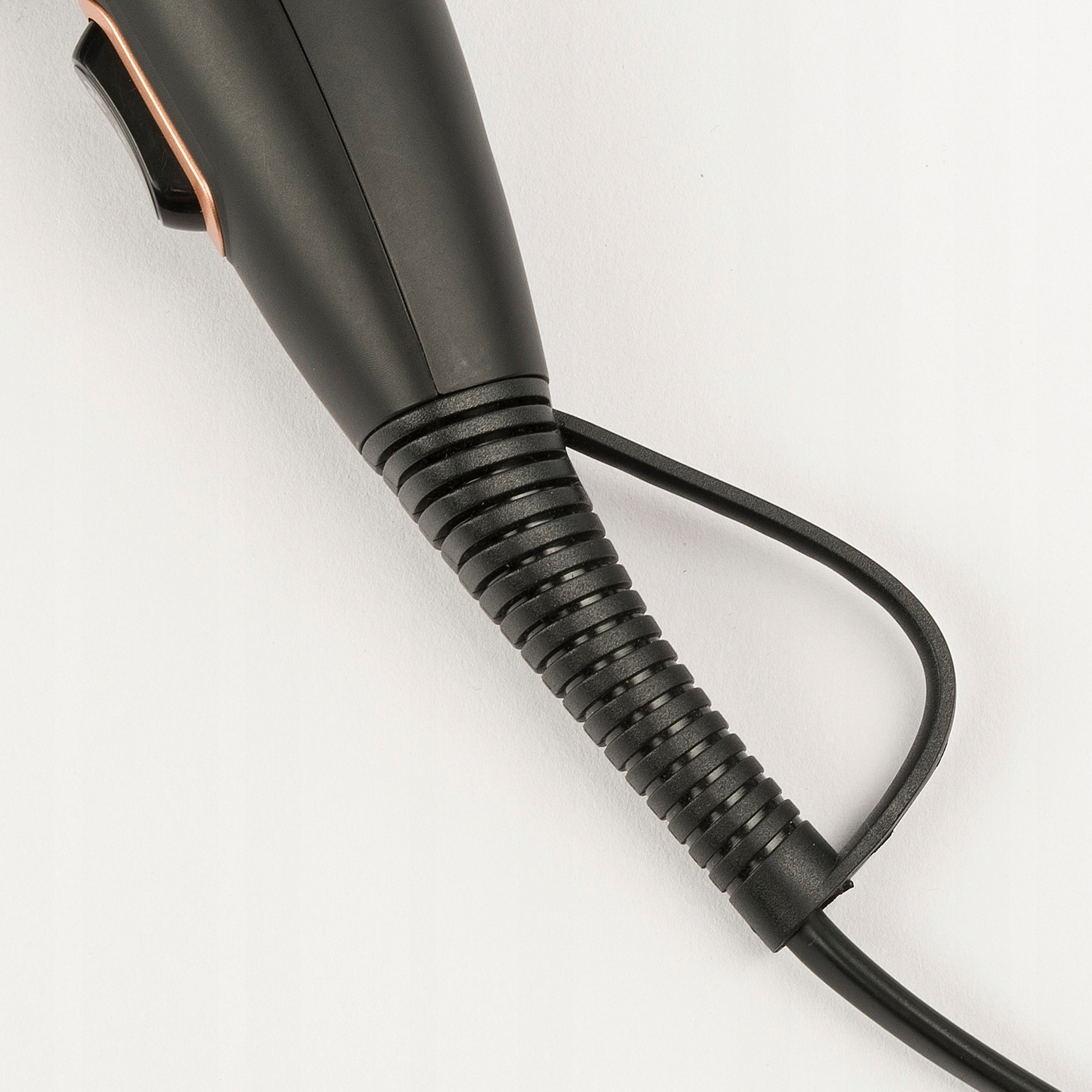 Łatwa konserwacja dzięki zdejmowanemu filtrowi