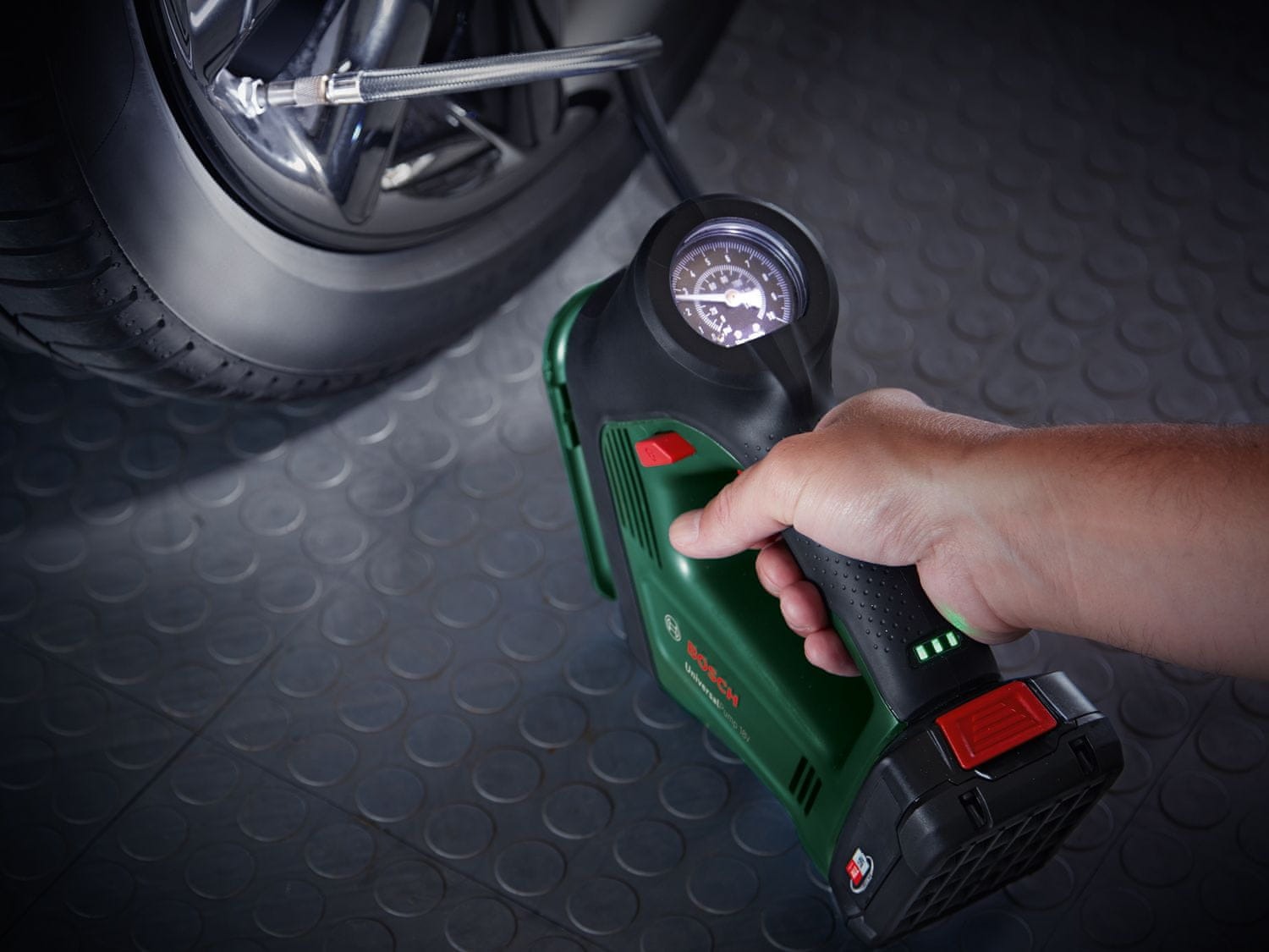 Podświetlany manometr – wygodne pomiary w ciemności