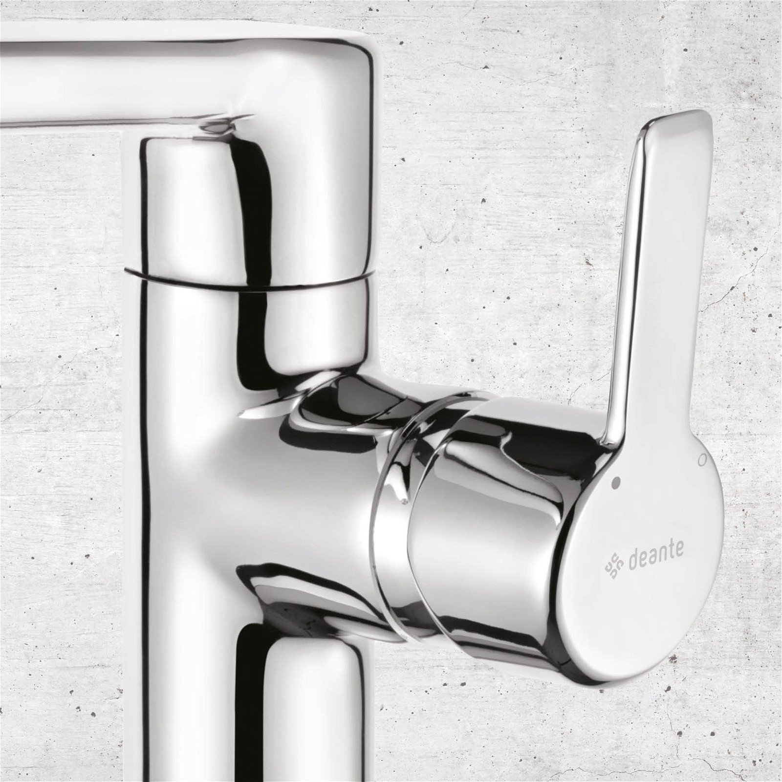 Dźwignia umieszczona z boku ułatwia utrzymanie wylewki w czystości