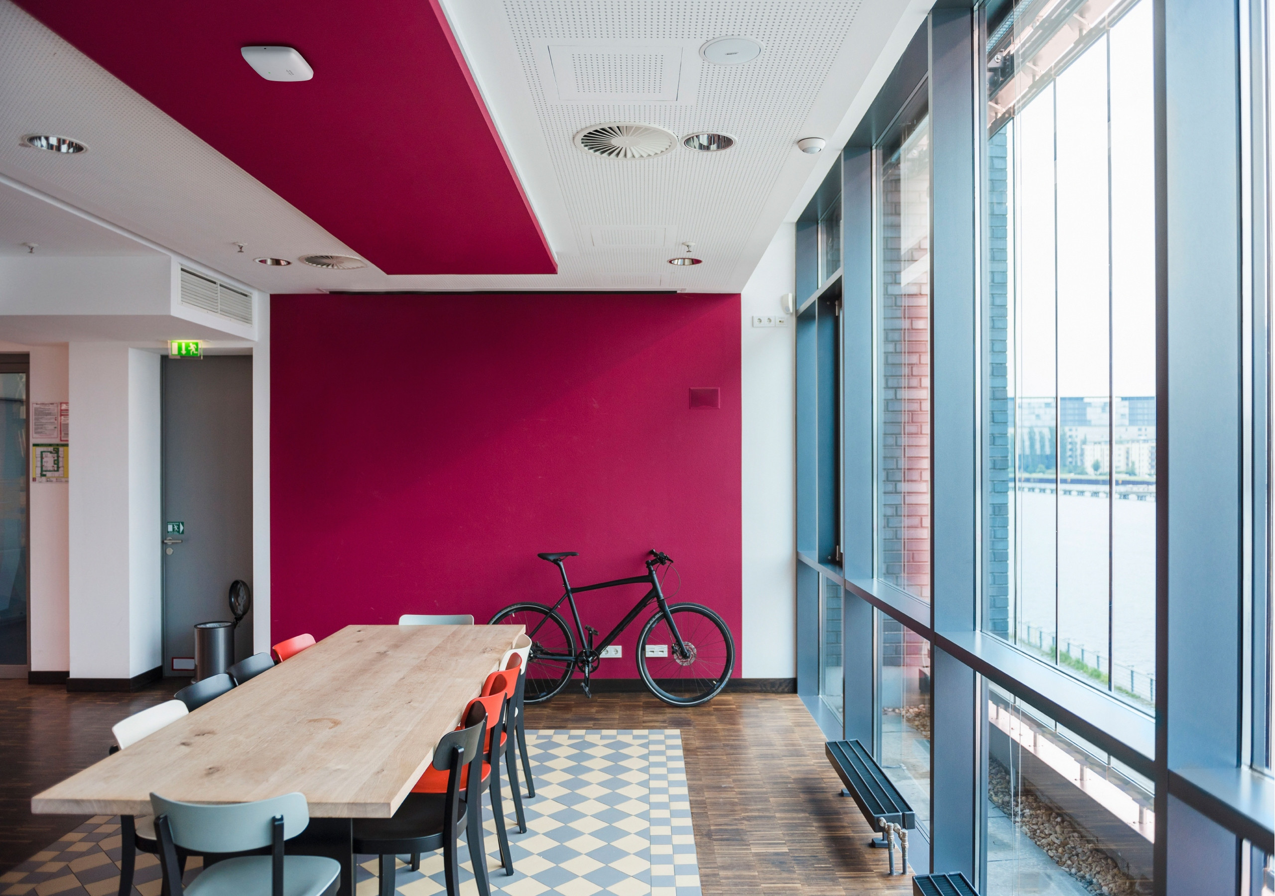 Zintegrowana antena z maksymalnym wzmocnieniem 4 dBi