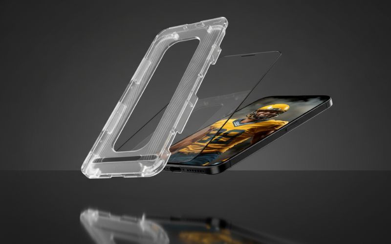 Ramka montażowa i szkło ochronne YAXO Rock Armor Glass nad smartfonem