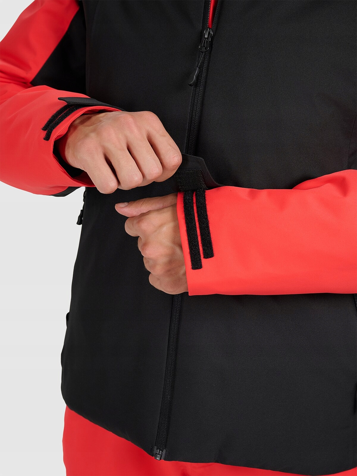 Regulowane mankiety i kaptur – Idealne dopasowanie i ochrona